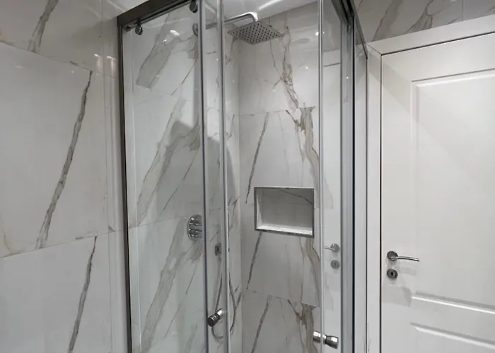 Luxury Lc * Golem (Tirana)